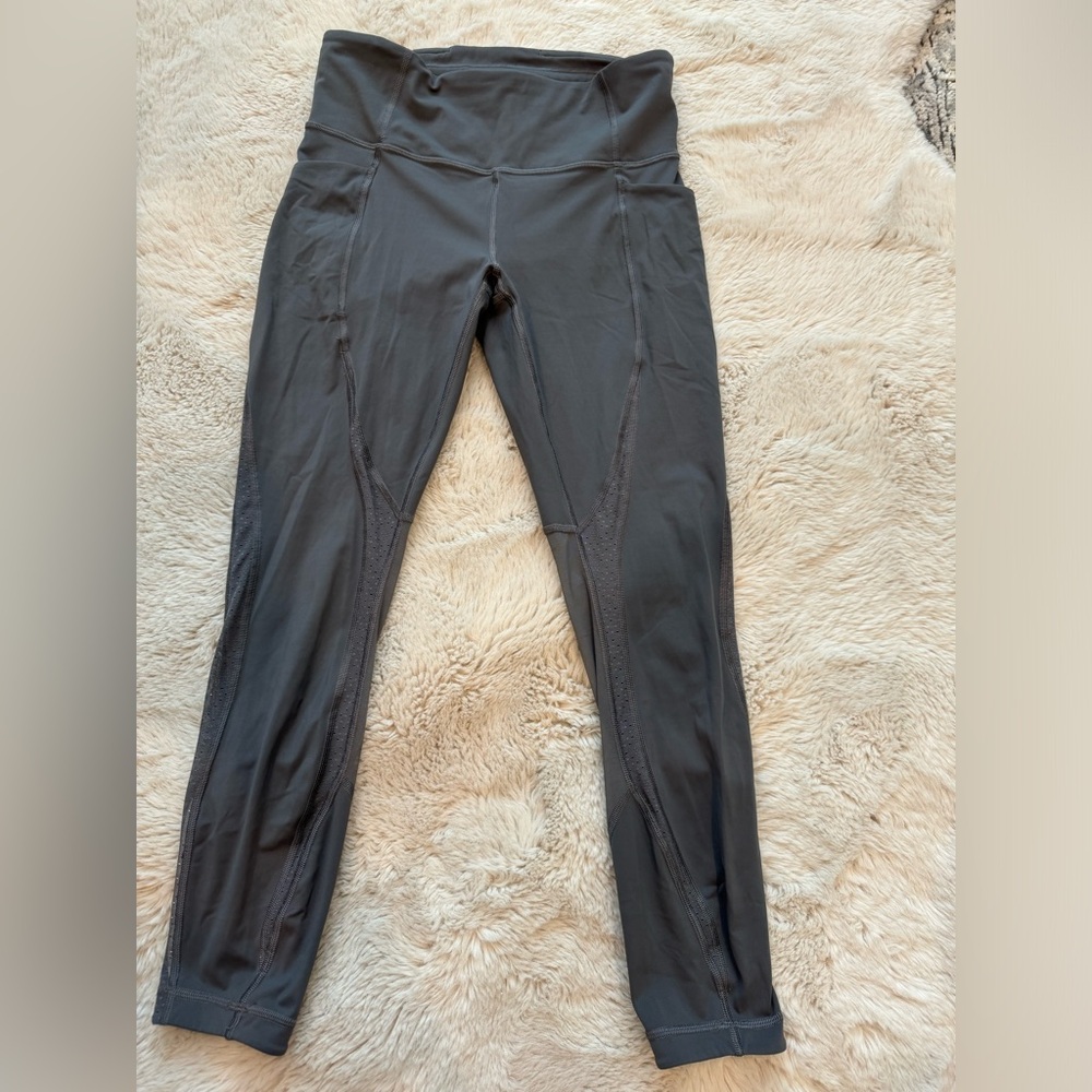Lululemon Mesh In Movement 7/8 Tight Size 8 - image 1